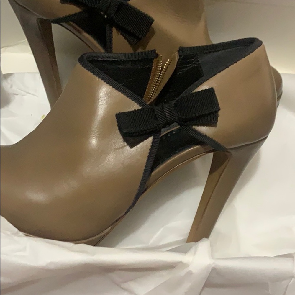 Moschino leather heels fits size  8 - Picture 5 of 5